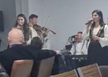 După ce că un pesedist pofticios a atentat la solista lor, îi mai caută şi poliţia să-i amendeze!