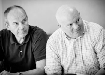 EXCLUSIV: Nick și Declan, artiști și iubiți, sunt cetățeni de onoare ai Craiovei. Cu voturi de la majoritatea consilierilor locali