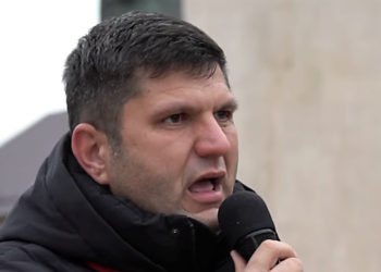 Ringo de la AUR chelălăie la Lună