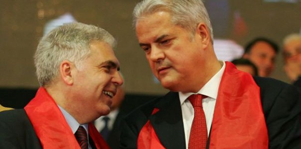 „Deținutul politic” Adrian Severin și marele lui prieten din PSD și alt „deținut politic”, Adrian Năstase. Sursa foto: ZIARIȘTII