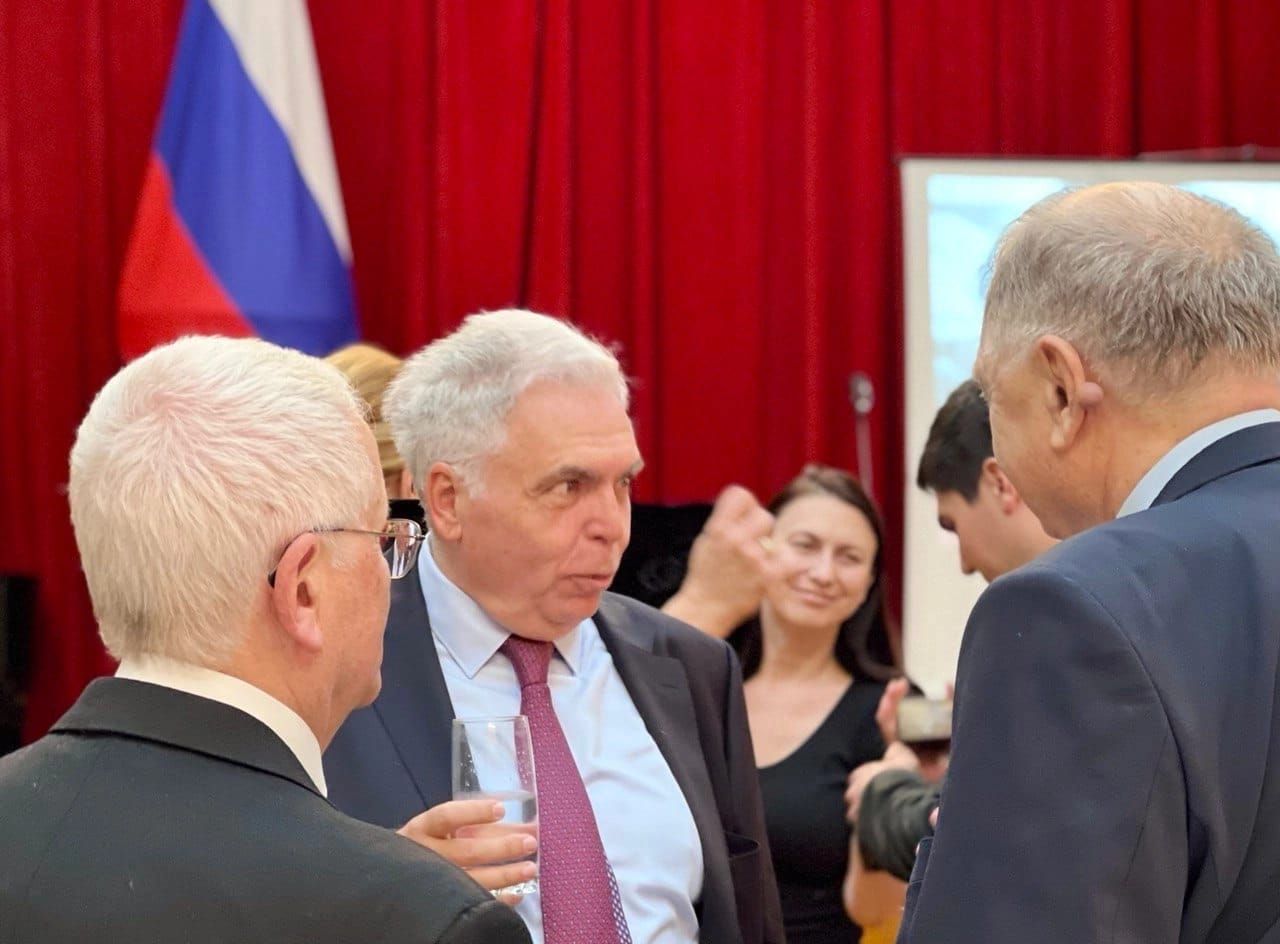 Putinistul Adrian Severin sărbătorind „Ziua Unității Naționale a Rusiei” la Ambasada Rusă de la București. Sursa foto: PRO TV