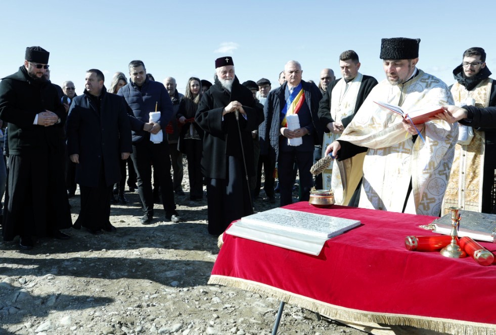 Slujba religioasă la punerea pietrei de temelie pentru construirea Fabricii de cherestea „Sfântul Iosif”, în comuna Scoarța (Gorj). FOTO: Mitropolia Olteniei